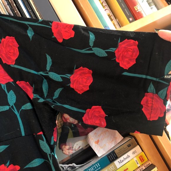 Collectif Vintage UK 16/US 12 Pencil Dress Black with red roses - Picture 3 of 4